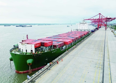 南京港成功靠泊最大內貿集裝箱船 "江遠集2"輪，為客戶帶來全新物流體驗